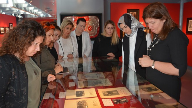 İzmir in AK kadınları Atatürk sergisini gezdi       
